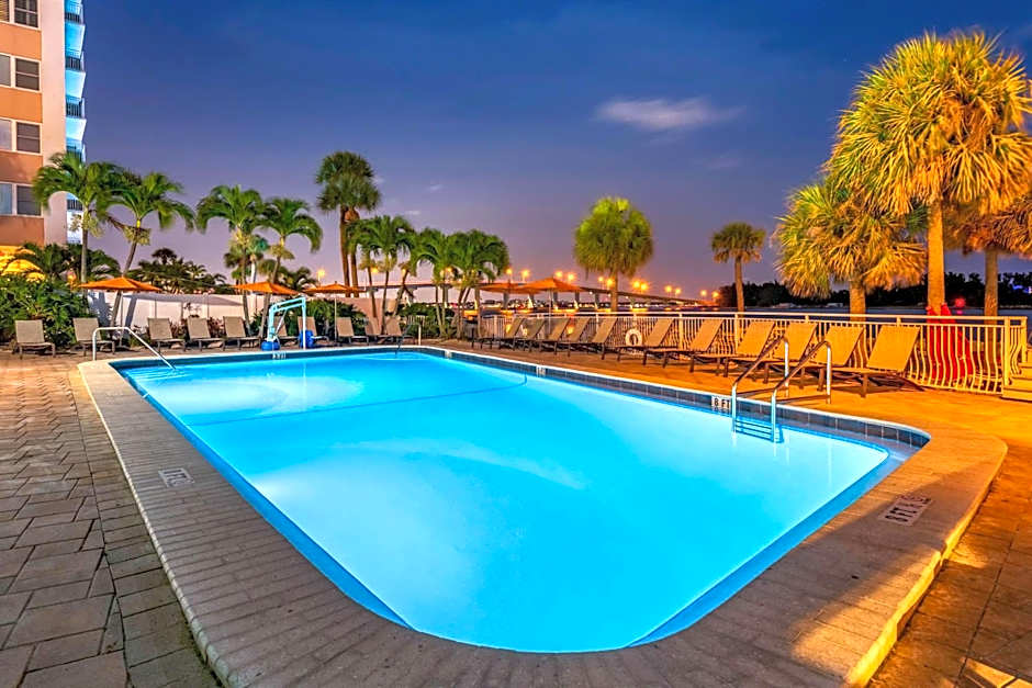 Winter the Dolphin's Beach Club, Ascend Hotel Collection