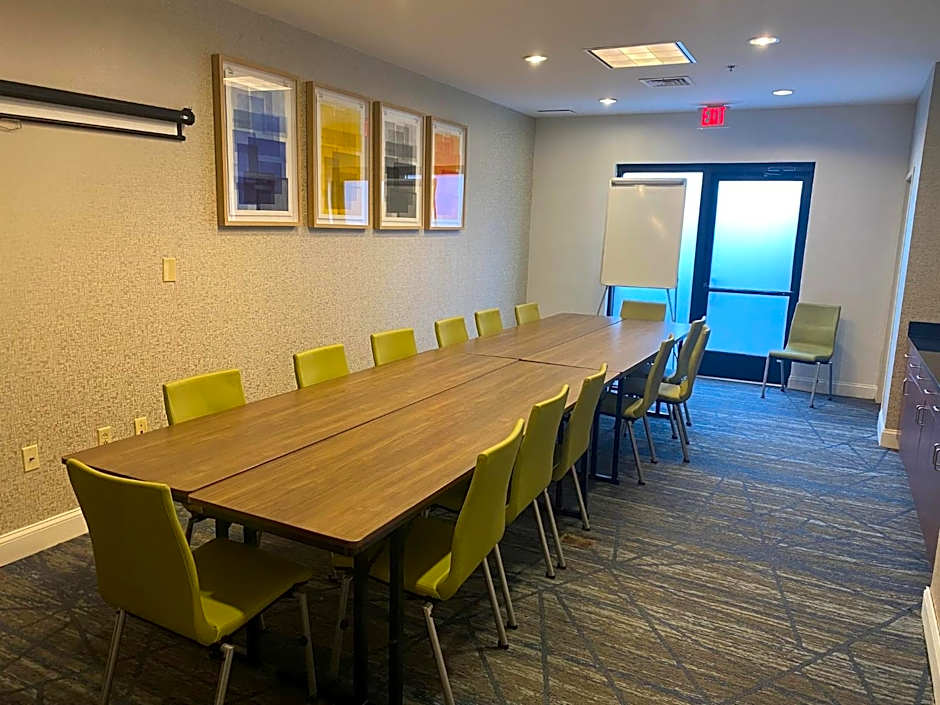 Holiday Inn Express Hotel & Suites Dyersburg