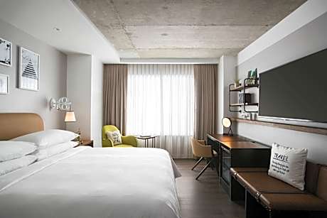King Room with Adapted Tub - Mobility and Hearing Accessible