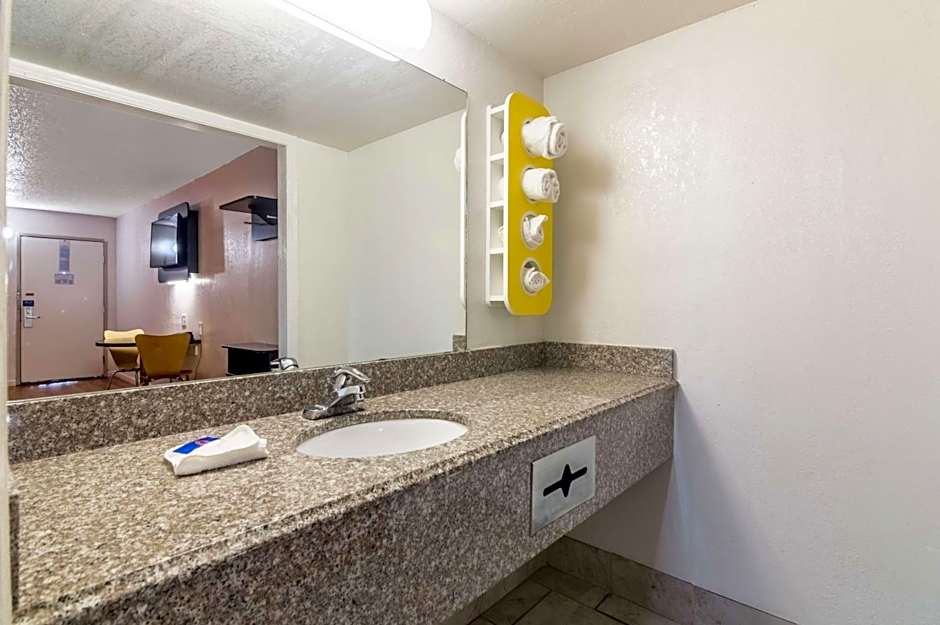 Motel 6-Clinton, OK