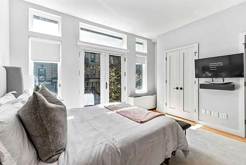 Luxe Studio w Juliet Balcony in Upper East