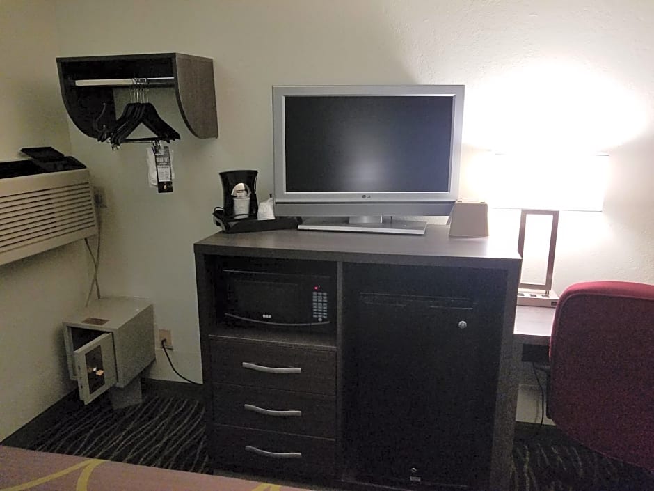 Super 8 by Wyndham Independence Kansas City
