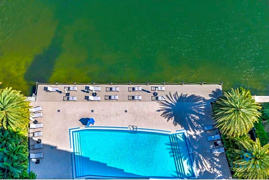 Spectacular View wBalcony Pool