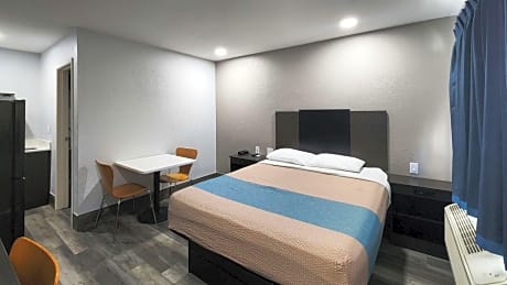 Queen Room - Disability Access - Smoking