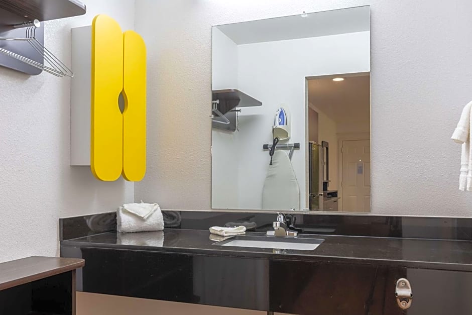 Studio 6-Bryan, TX - University Area