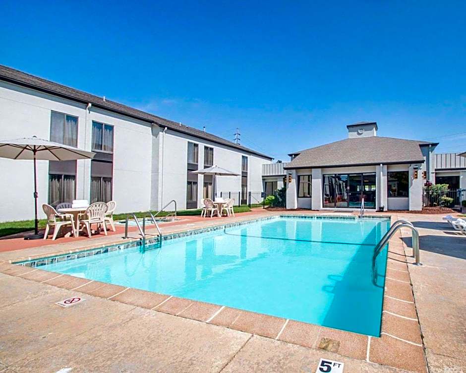 Greenstay Inn & Suites Court View