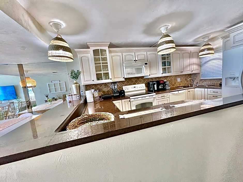 Beach Oasis 704 Lovely Daytona ocean front for 5 sleeps up to 12