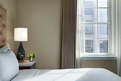 One-Bedroom King Suite with Mobility Accessible Tub