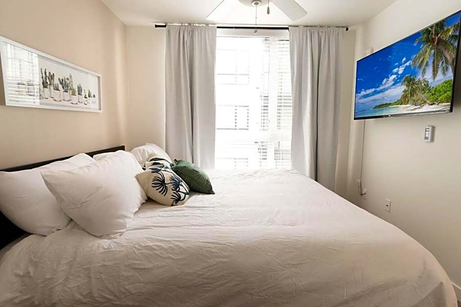 Palm Theme King Bed Paid Garage 55" 4k Smart T