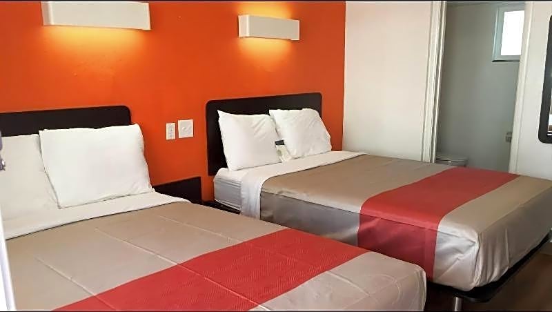 Travelodge by Wyndham Sacramento Convention Center