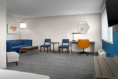 King Suite - Communications and Mobility Accessible Tub