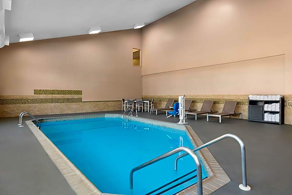 Country Inn & Suites by Radisson, Coon Rapids, MN