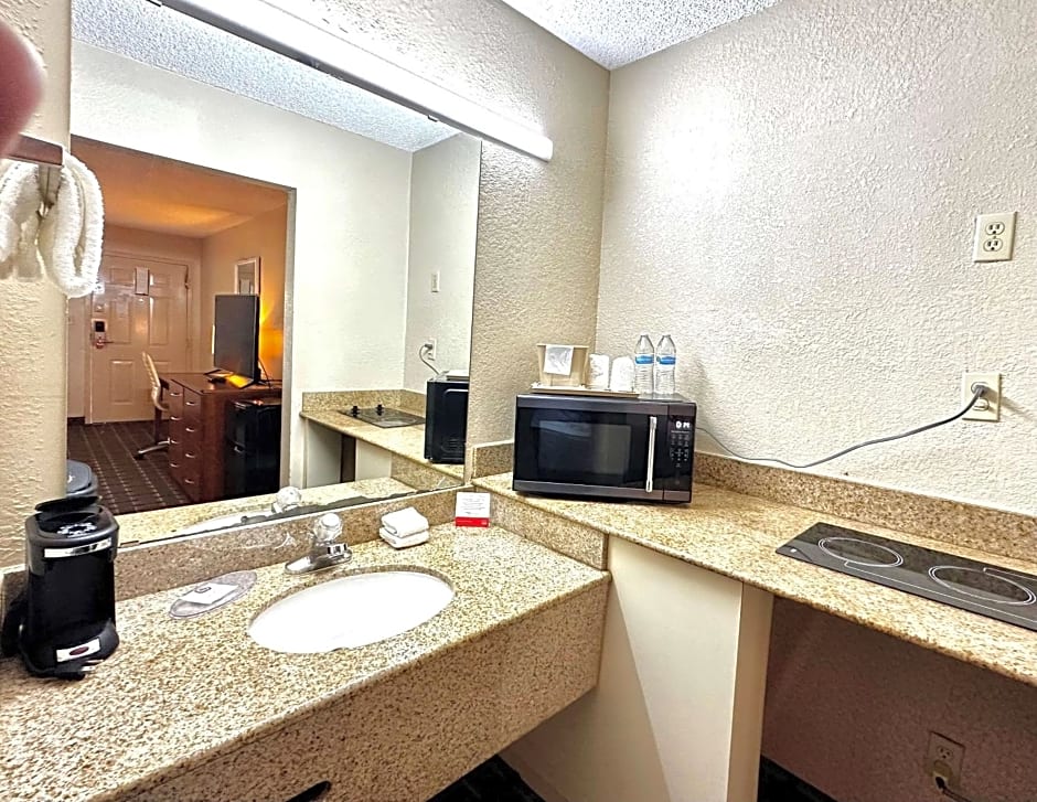 Days Inn & Suites by Wyndham Bossier City