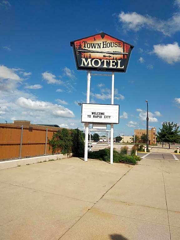 Town House Motel with Pool near Mt. Rushmore