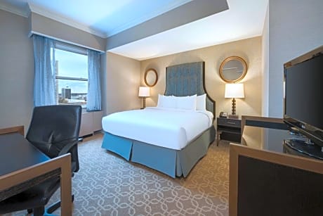 King Room with Roll-In Shower - Mobility Access
