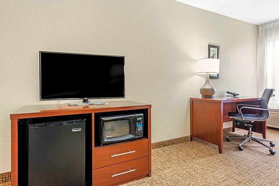 Comfort Inn & Suites Cincinnati Eastgate
