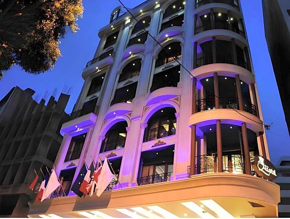 Q Hotel