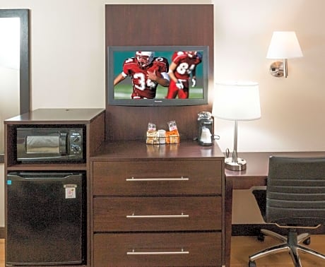 ADA Accessible Deluxe King with Roll-in Shower Smoke Free