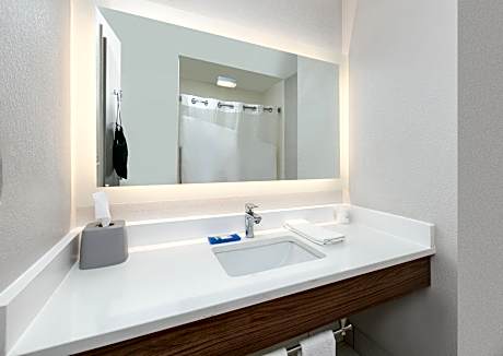 1 King Suite Comm Mobil Access Tub
