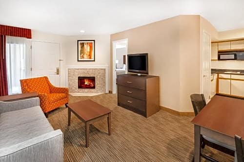 Hawthorn Suites by Wyndham Detroit Warren