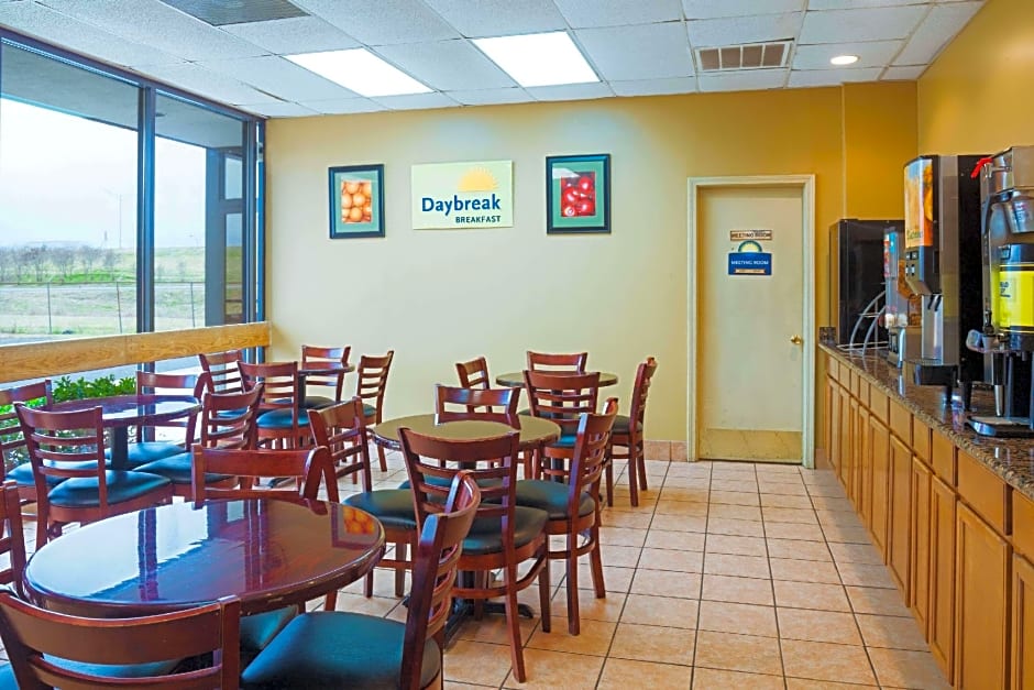Days Inn by Wyndham Lafayette/University