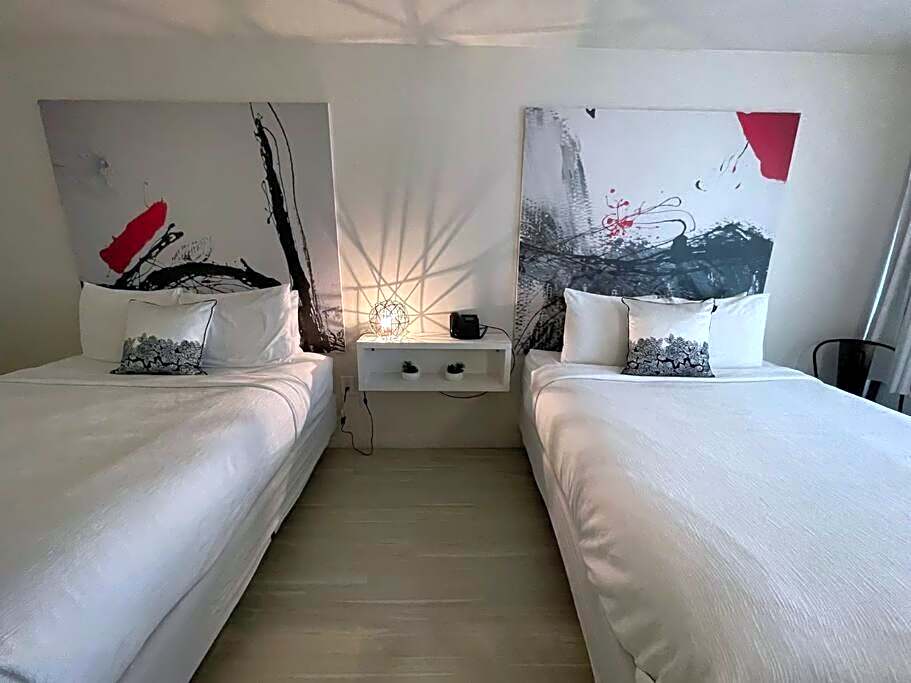Newly Room in cozy hotel with Super location to the Parks