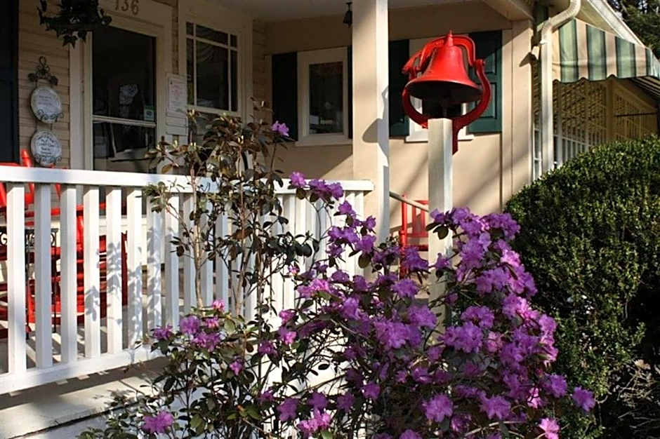 Red Rocker Inn
