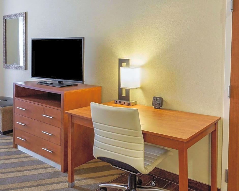 Comfort Suites near Tanger Outlet Mall