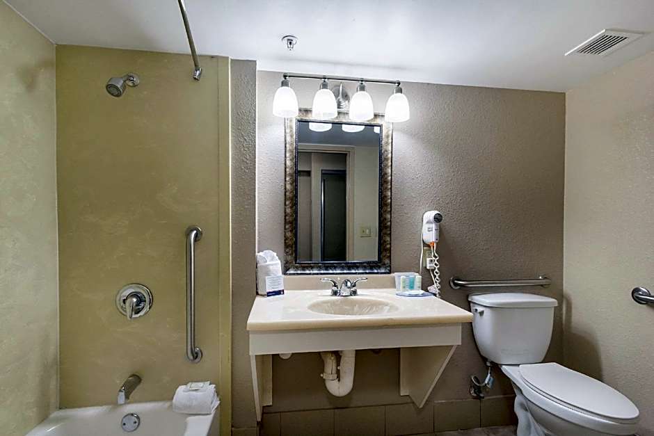 Clarion Hotel Beachwood-Cleveland