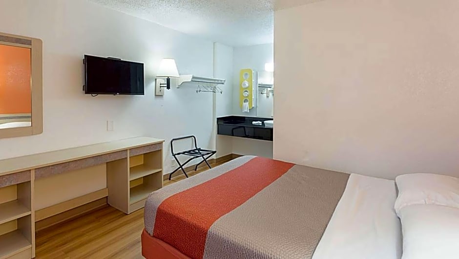 Super 6 Inn & Suites Baton Rouge