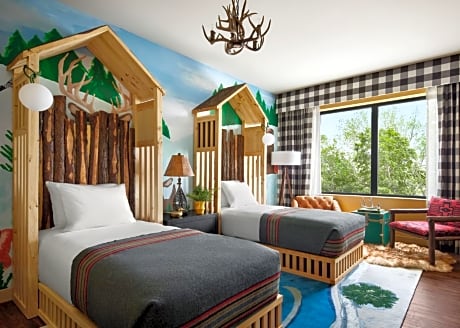 Graduate Family King Room with Two Twin Beds