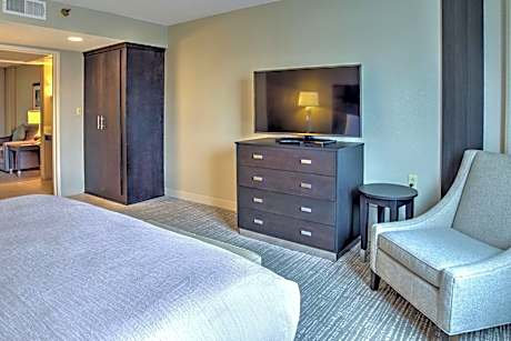 One-Bedroom King Suite with Tub - Mobility and Hearing Access/Non-Smoking