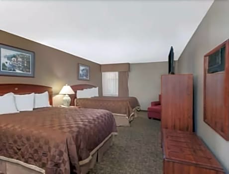 1 King Bed and 2 Queen Beds One-Bedroom Suite Non-Smoking