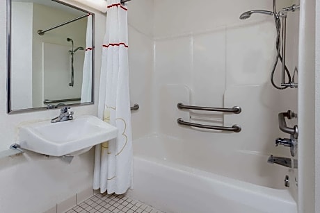 1 Queen Bed Suite Nonsmoking Accessible