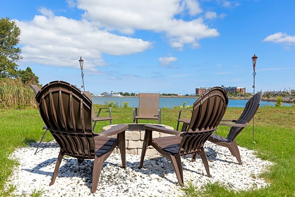 The Beacon Luxury Waterfront Inn