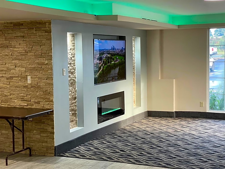 La Quinta Inn & Suites by Wyndham Indianapolis Airport Lynhurst