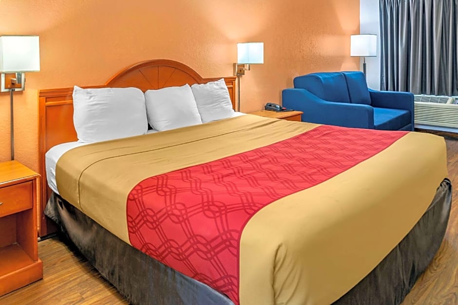Econo Lodge Inn & Suites