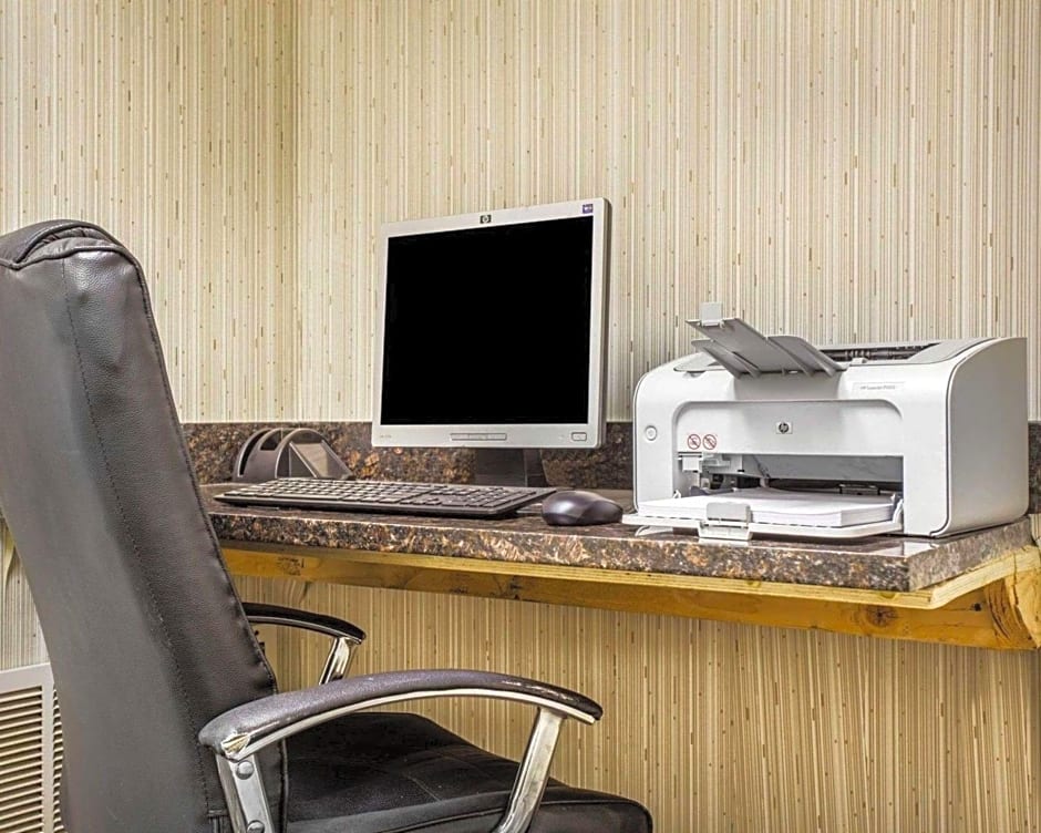 Comfort Inn & Suites At Stone Mountain
