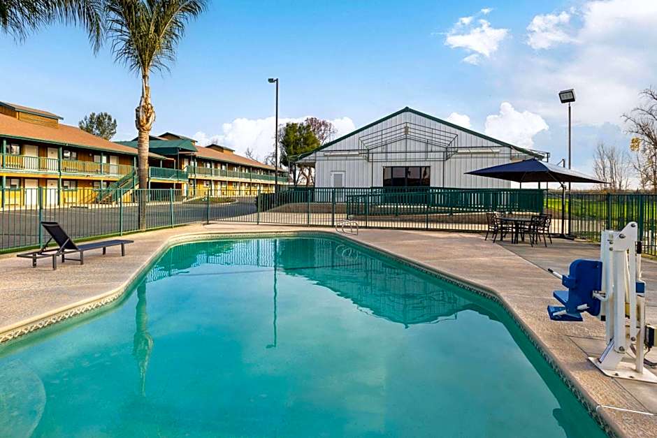 Travelodge by Wyndham Lemoore Near Naval Air Station