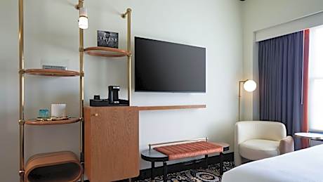 Queen Corner Suite