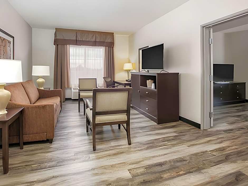 La Quinta Inn & Suites by Wyndham DFW Airport West - Euless