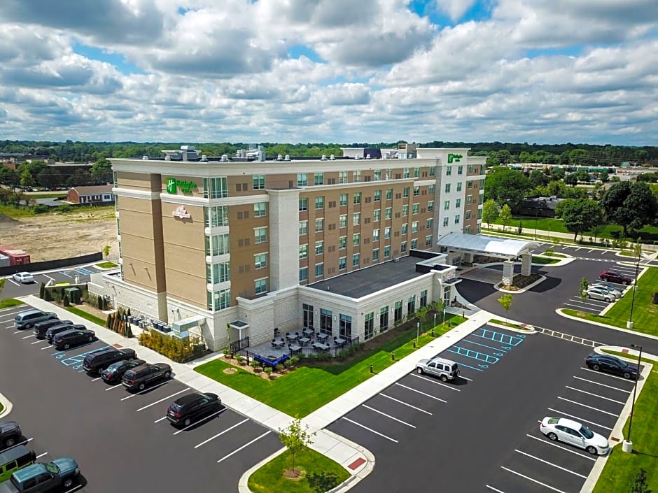 Holiday Inn & Suites Farmington Hills - Detroit NW