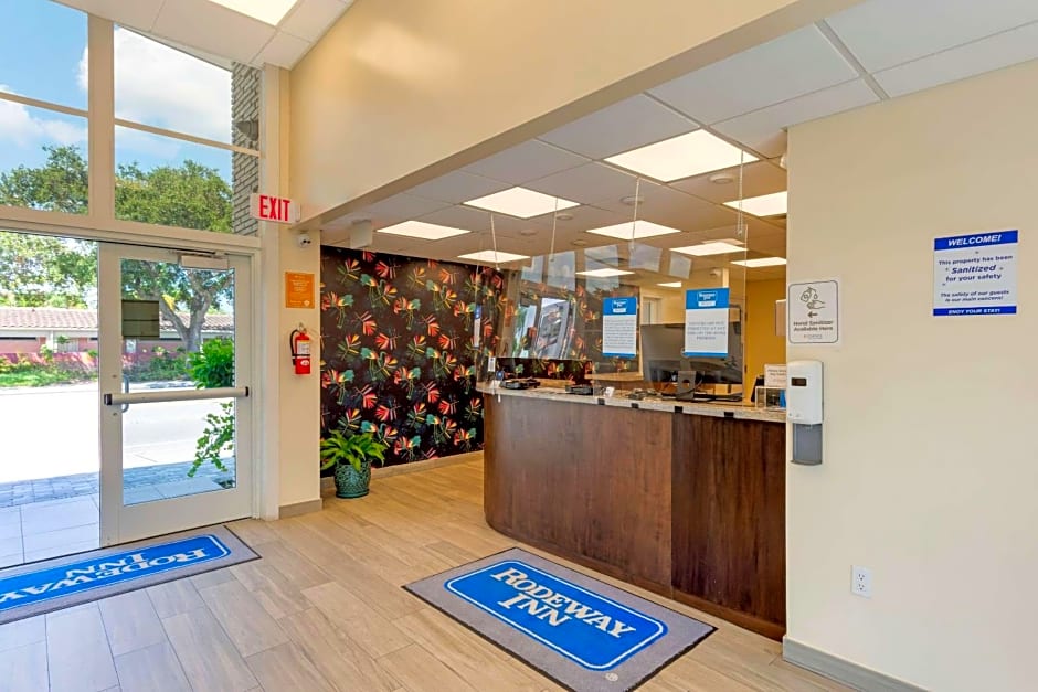 Downtown Hollywood Gardens Inn & Suites