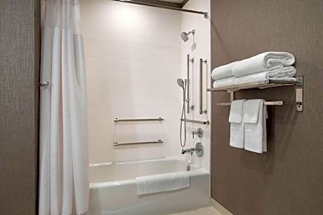 Suite with Two Double Beds and Adapted Tub - Mobility and Hearing Accessible