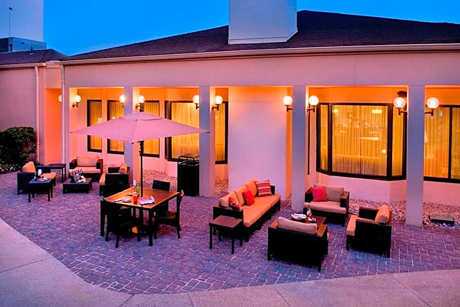Courtyard by Marriott Newark Liberty International Airport