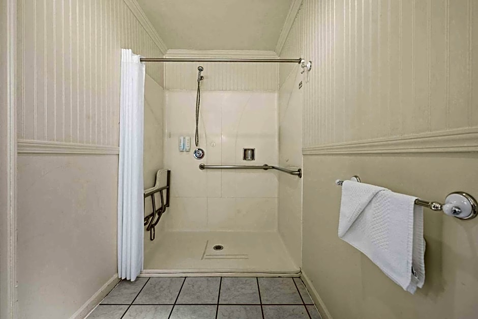 Econo Lodge Inn & Suites