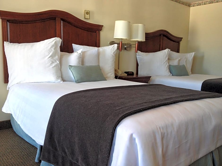 Holiday Hill Inn & Suites