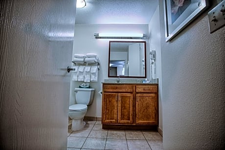Queen Studio Suite - Hearing Accessible