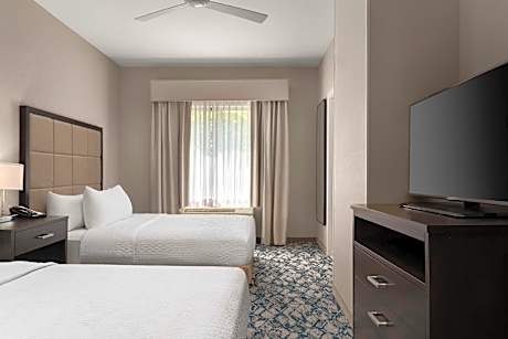 Spacious Double Queen Studio Suite W/ Kitchen