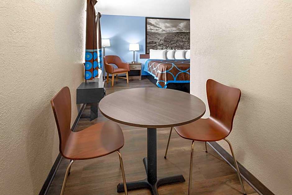 Super 8 by Wyndham Fairmont